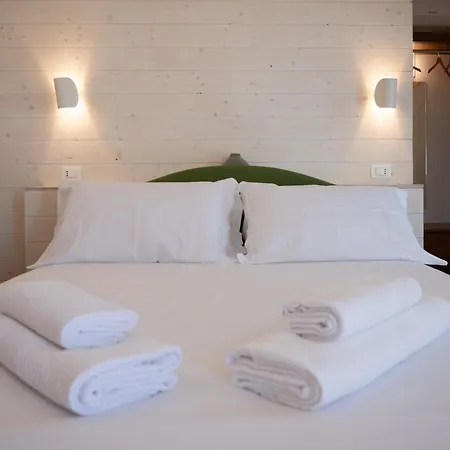 Vicolo Effe 4* تيراتشينا