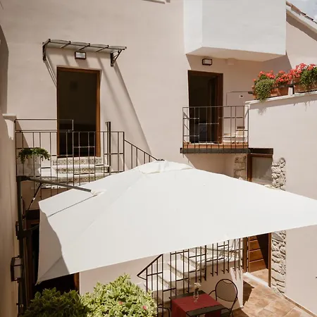 Vicolo Effe 4* تيراتشينا